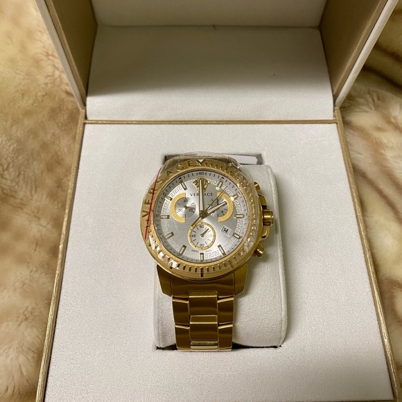 Versace - Picture 2 of 12